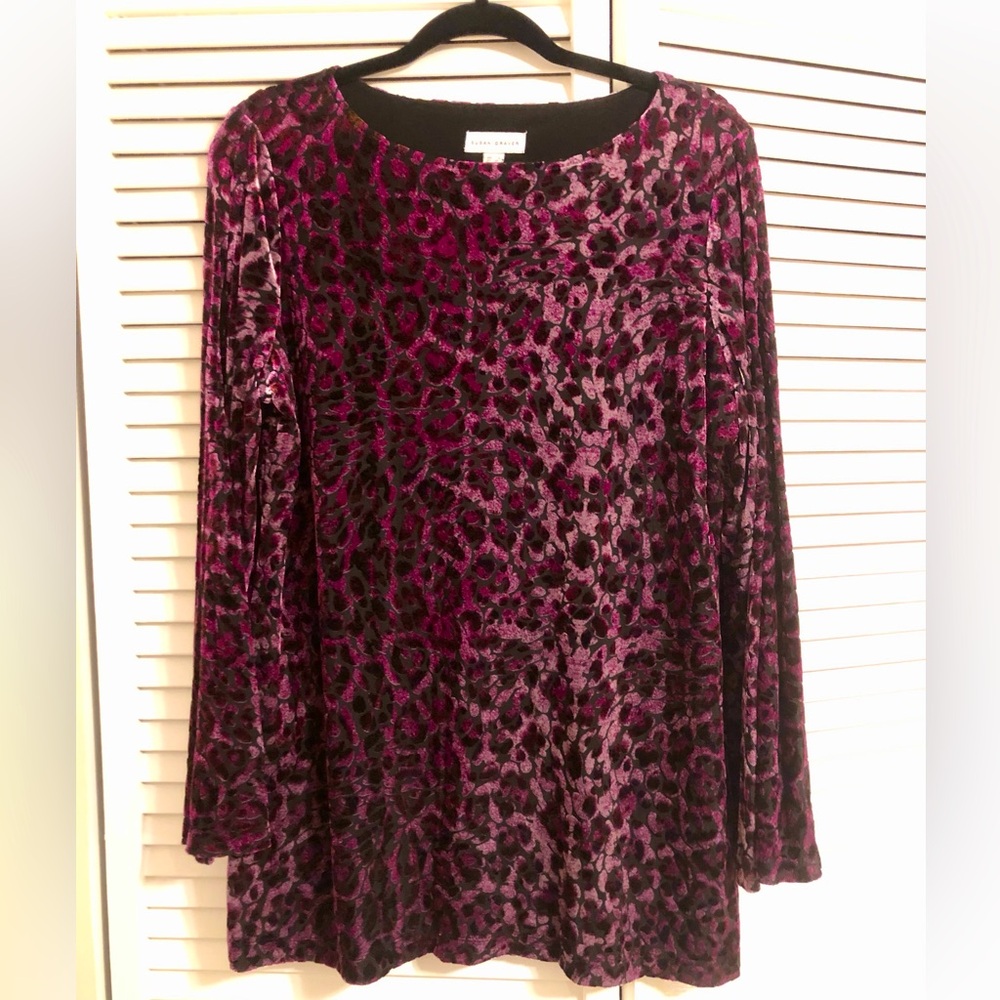 **LIKE NEW** COLD SHOULDER BLOUSE - SUSAN GRAVER